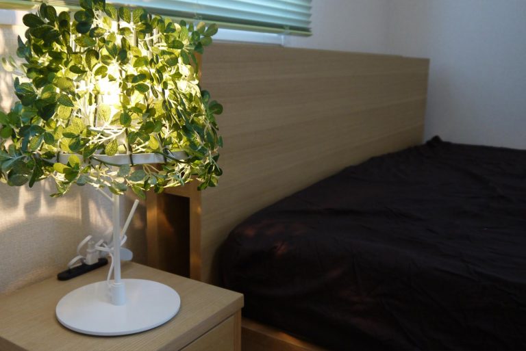 インテリアデザイン　寝室　ランプ