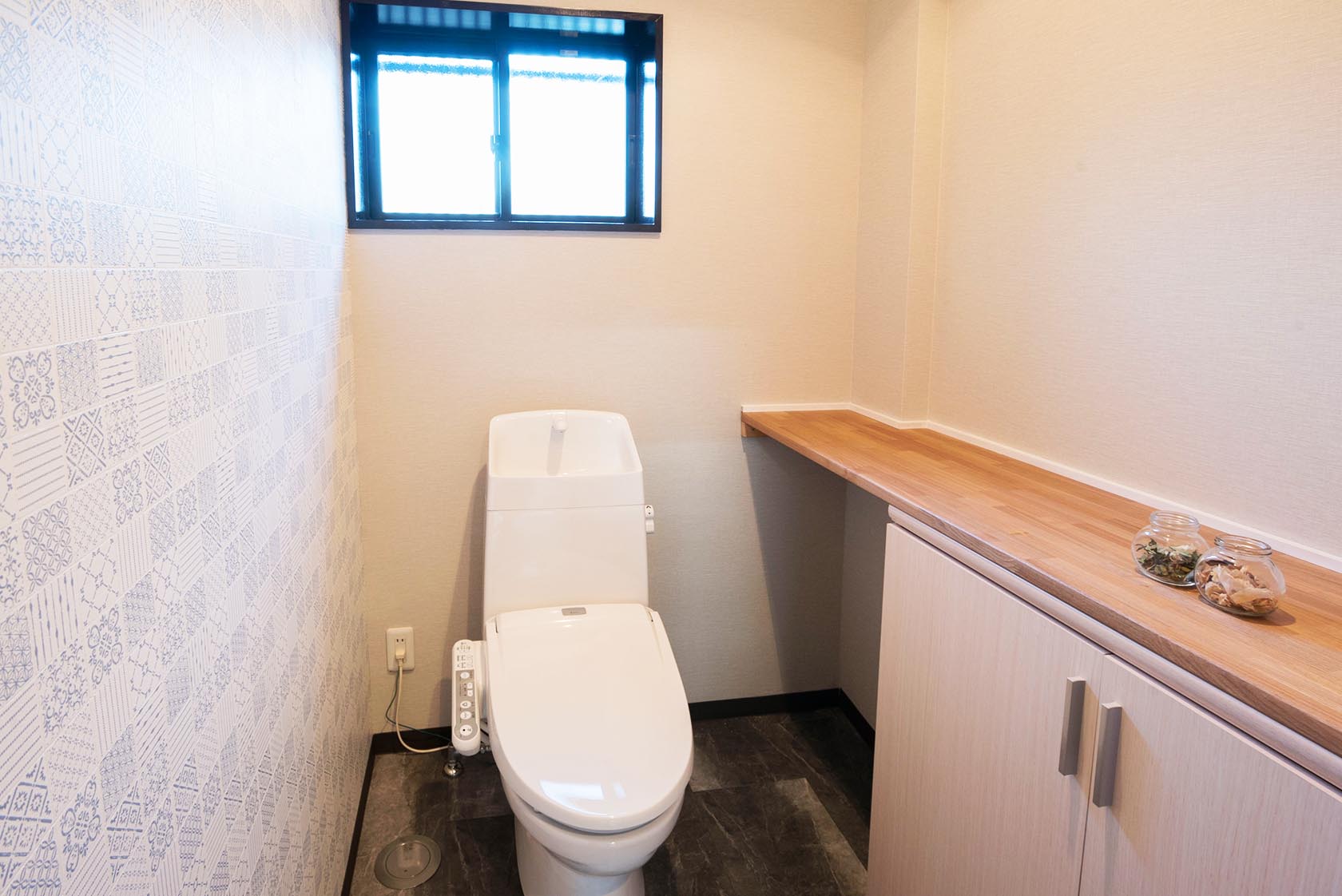 オフィスデザイン　おしゃれ　シンプル　トイレ　清潔感